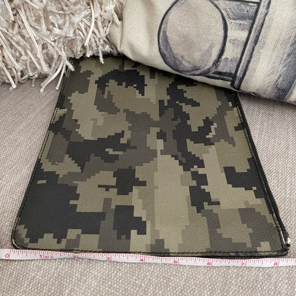 ⭐️Givenchy⭐️Digital Camo Print Zip Pouch/Clutch⭐️Always Authentic⭐️SO CLEAN⭐️ - Picture 10 of 11
